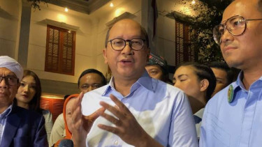 Ketua Tim Kampanye Nasional (TKN) Prabowo-Gibran, Rosan Roeslani, berbicara kepada wartawan tentang dukungan politik Gubernur Jawa Timur Khofifah Indar Parawansa di kediaman Prabowo di Jakarta, Rabu 10 Januari 2024.