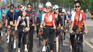 Ketum PSI Kaesang Pangarep bersepeda santai di Jakarta Utara.