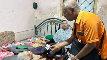 Pos Indonesia menyalurkan bansos diantarkan langsung ke rumah
