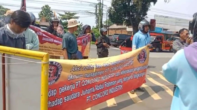 Pendemo dari Paguyuban Gebrak Desa Cimahi di Markas Polres Karawang