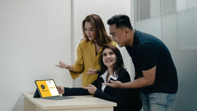 Ilustrasi layanan contact center modern