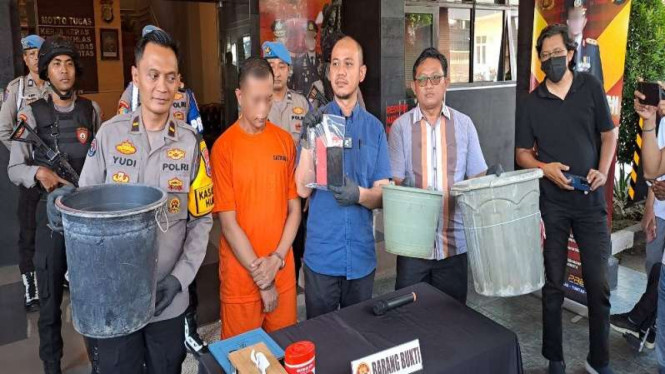 Tersangka  kasus mutilasi saat berada di Mapolresta Malang Kota. 