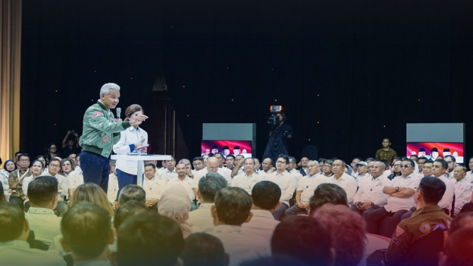 Capres nomor urut 3 Ganjar Pranowo di acara Dialog Kadin