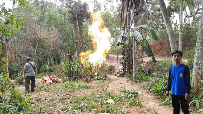 Sumur bor warga di Pamekasan mengeluarkan api dan gas