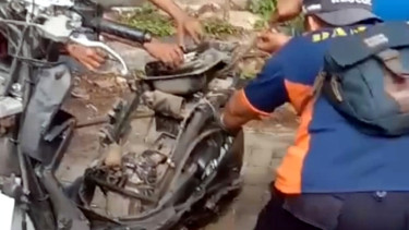 Skuter matik dililit ular piton