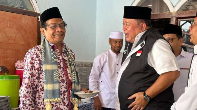 Calon wakil presiden nomor urut 3 Mahfud Md. (kiri) sebelum menghadiri acara di Pondok Pesantren Nahdlatut Thullab, Kabupaten Sampang, Madura, Jawa Timur, Kamis, 11 Januari 2024.