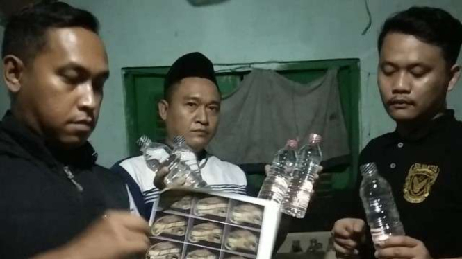 Polisi SIta Miras Jenis Arak Bali di Tasikmalaya