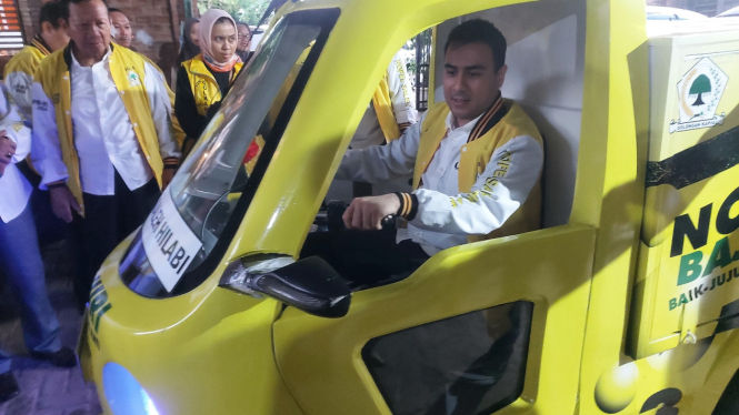 Caleg Golkar Nofel Saleh Hilabi launching Bajaj Bajuri di Bekasi
