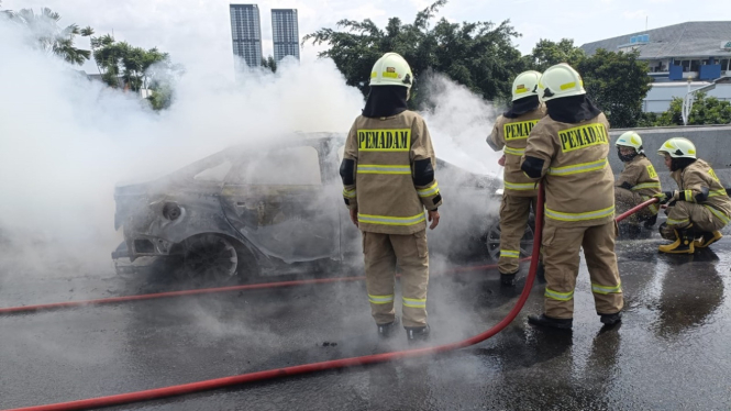 Mobil Ford Focus terbakar di Tol JORR