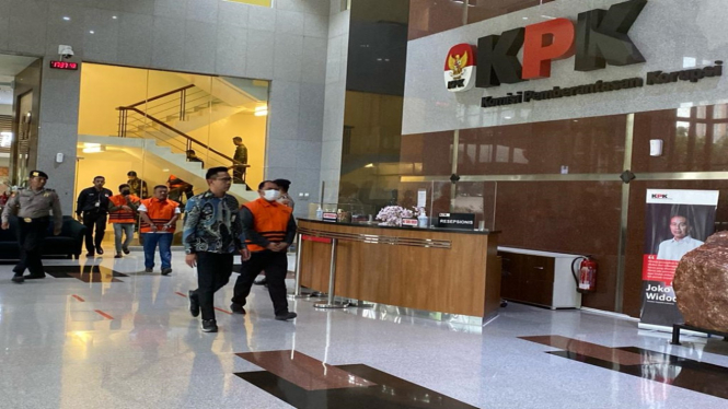 Para tersangka OTT di Labuhanbatu, Sumatera Utara, termasuk Bupati