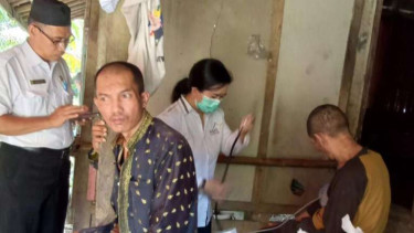 Pemkab Lebak periksa kesehatan warganya yang lumpuh dalam satu keluarga 