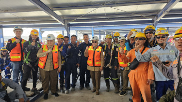 Menaker Ida Fauziyah saat meninjau smelter Freeport Indonesia di Gresik.