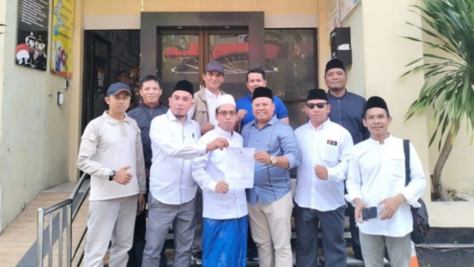 Massa pendukung TGB melaporkan Habib Quraiys Shihab di Polda NTB