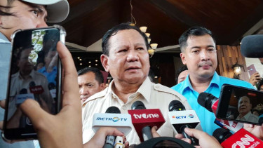 Calon presiden nomor urut 2 Prabowo Subianto makan siang bersama dengan petani, nelayan, pengemudi becak motor, hingga pengemudi angkot di Restauran Kembang, Medan, Sumatera Utara, Sabtu, 13 Januari 2024.