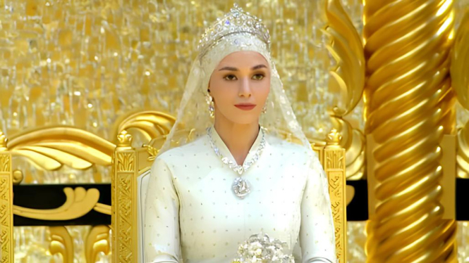 Anisha Rosnah berbalut gaun pengantin putih
