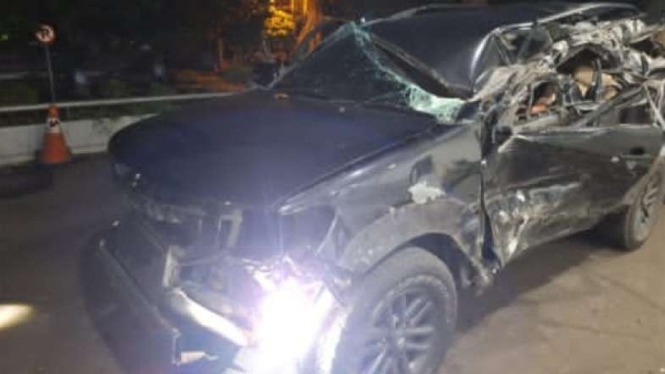 Ilustrasi Fortuner tabrakan.