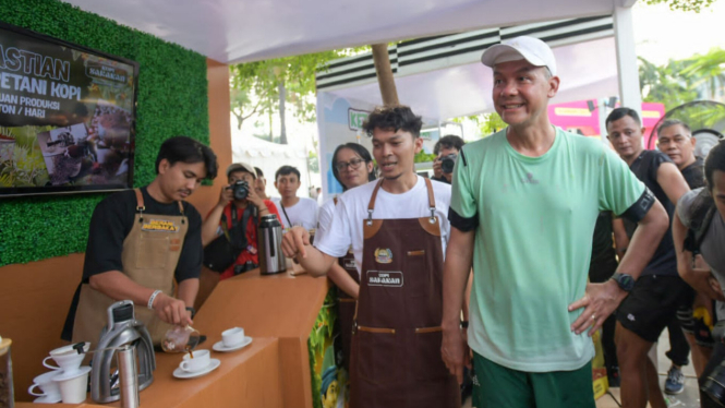 Capres nomor urut tiga Ganjar Pranowo meninjau UMKM
