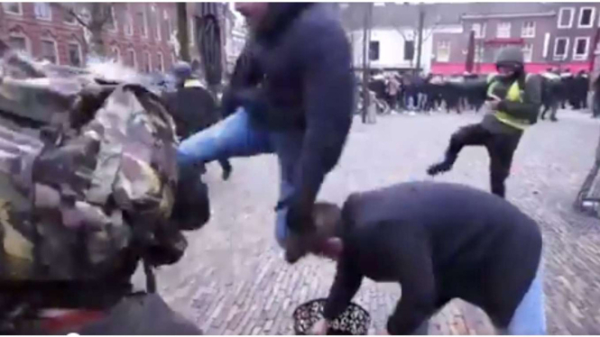 Viral Poltisi Belanda Kena Tendangan Maut Saat Ingin Bakar Alquran