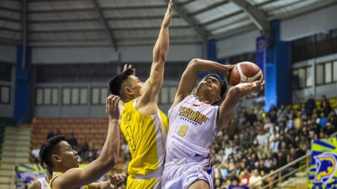 Duel Prawira Bandung vs Kesatria Bengawan Solo di IBL 2024
