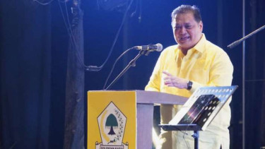 Ketua Umum Partai Golkar Airlangga Hartarto memberi sambutan saat acara peringatan Natal nasional Partai Golkar di Labuan Bajo, Manggarai Barat, Nusa Tenggara Timur, Minggu, 14 Januari 2024.