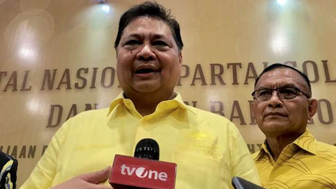 Ketua Umum Partai Golkar Airlangga Hartarto menjawab pertanyaan wartawan selepas perayaan Natal nasional Partai Golkar di Labuan Bajo, Manggarai Barat, Nusa Tenggara Timur, Minggu, 14 Januari 2024.