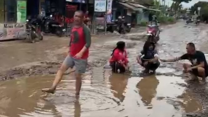 Jalan rusak di Kaliasin, Kecamatan Natar, Kabupaten Lampung Selatan