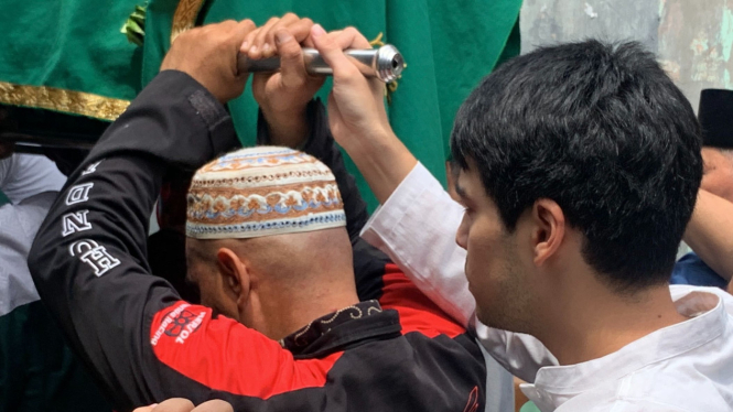 Maxime Bouttier Mengantarkan Jenazah Ibunya ke Peristirahatan Terakhir
