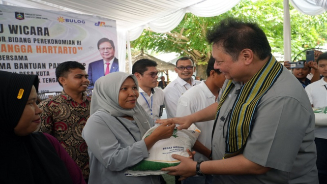 Menko Perekonomian Airlangga Hartarto memberikan bantuan beras ke warga NTB