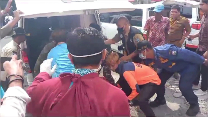 Proses evakuasi korban kebakaran karaoke di Tegal