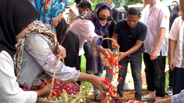 Luna Maya di pemakaman ibunda Maxime Bouttier