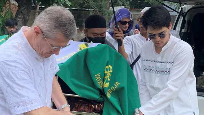 Pemakaman Ibunda Maxime Bouttier
