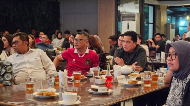 Ketua Umum PSSI Erick Thohir (kedua dari kanan)