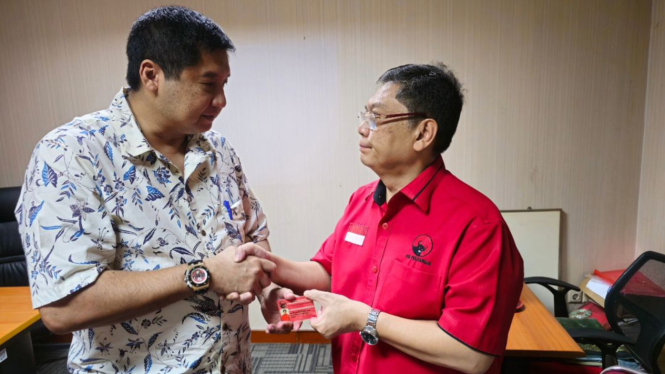 Maruarar Sirait pamit dari PDIP dan menyerahkan KTA