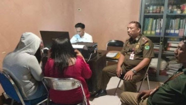 Dua wanita yang tawarkan open BO diamankan aparat.
