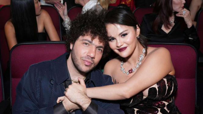 Benny Blanco dan Selena Gomes di Emmy Awards ke-75