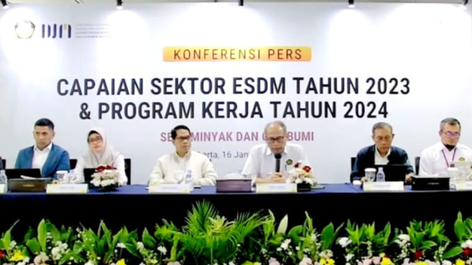 Direktur Jenderal Minyak dan Gas Bumi, Tutuka Ariadji dan jajaran saat konferensi pers capaian sektor ESDM tahun 2023 dan program kerja tahun 2024