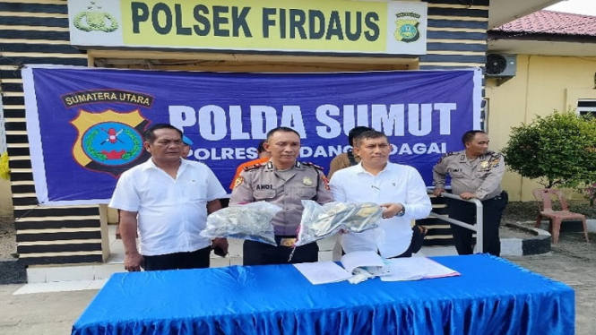 Kapolsek Firdaus AKP Andi Sujendral saat rilis kasus suami bunuh istri di Sergai