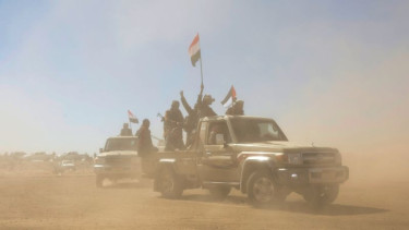 Pejuang Houthi melakukan unjuk rasa menentang serangan AS dan Inggris.