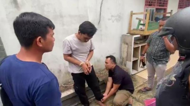 Polisi menangkap dua orang kurir narkoba nekat menelan 1 paket klip sabu.
