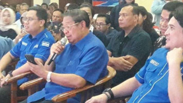 Ketua Majelis Tinggi Partai Demokrat Susilo Bambang Yudhoyono (SBY) ikut menyanyikan lagu "Rumah Kita" dalam pertemuan di Gedung Pemuda, Temanggung, Jawa Tengah, Selasa, 16 Januari 2024.
