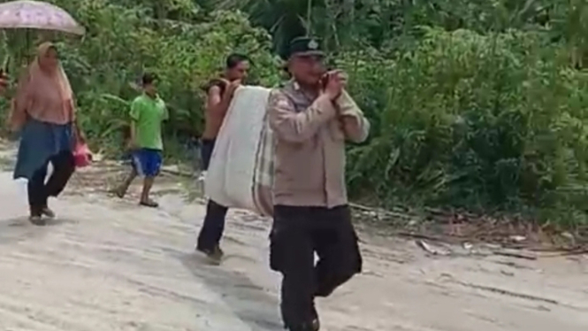 Polisi di Riau Gotong Wanita yang Baru Melahirkan Sejauh Tiga Kilometer