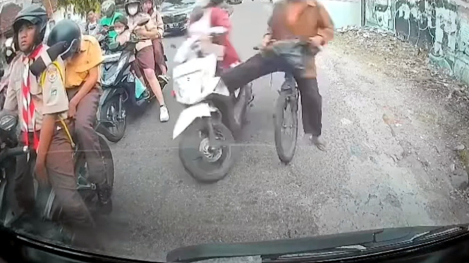 Pesepeda menendang motor