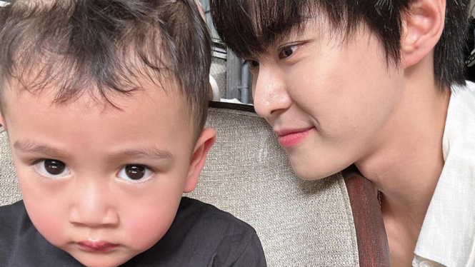 Rayyanza Malik Ahmad alias Cipung dengan Doyoung NCT