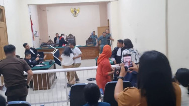 Istri terdakwa kasus pencabulan ngamuk di ruang sidang lempar kursi ke hakim