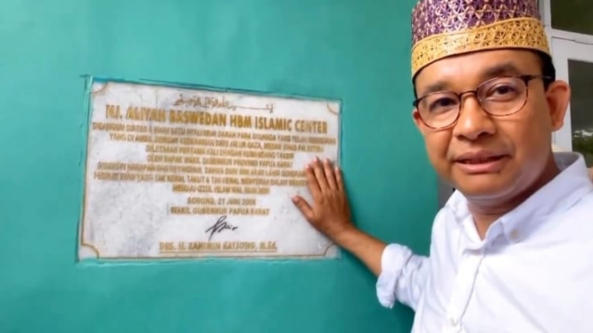 Anies Baswedan saat kunjungi masjid di Sorong, Papua Barat yang dibangun oleh ibunya. (istimewa)