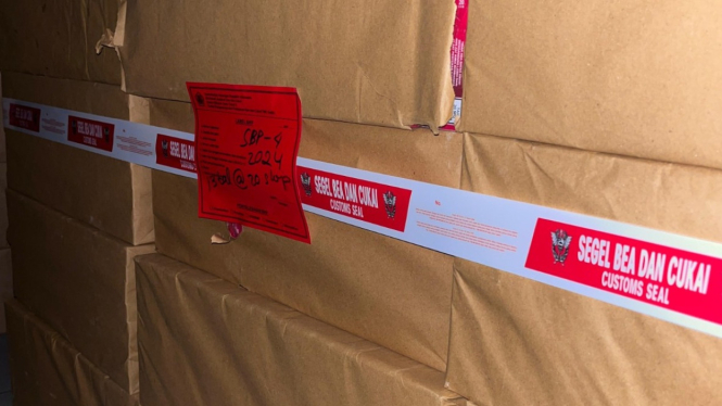 Bea Cukai menghentikan laju sebuah kendaraan yang mengangkut barang kena cukai i
