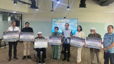 Tantowi Yahya Salurkan Bantuan