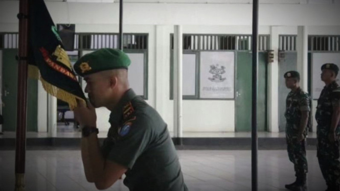 VIVA Militer: Prosesi tradisi pelepasan perwira Yonif 411 Pandawa.