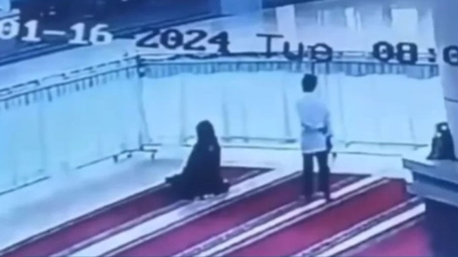 Viral, Remaja Lecehkan Perempuan pas Lagi Salat di Masjid Agung Praya Lombok
