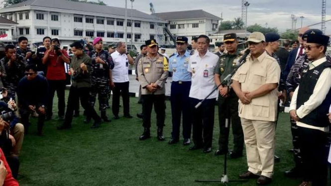 Menteri Pertahanan Prabowo Subianto memberikan keterangan usai upacara pelepasan keberangkatan KRI dr. Radjiman Wedyodiningrat-992 membawa bantuan untuk rakyat Palestina ke El Arish, Mesir, di Dermaga Kolinlamil, Jakarta, Kamis, 18 Januari 2024.